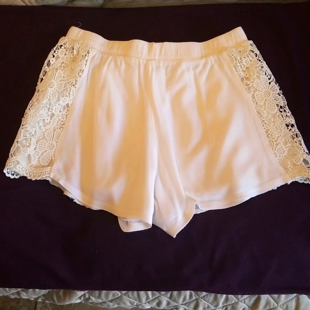Cute lined cotton and lace shorts - Picture 2 of 4